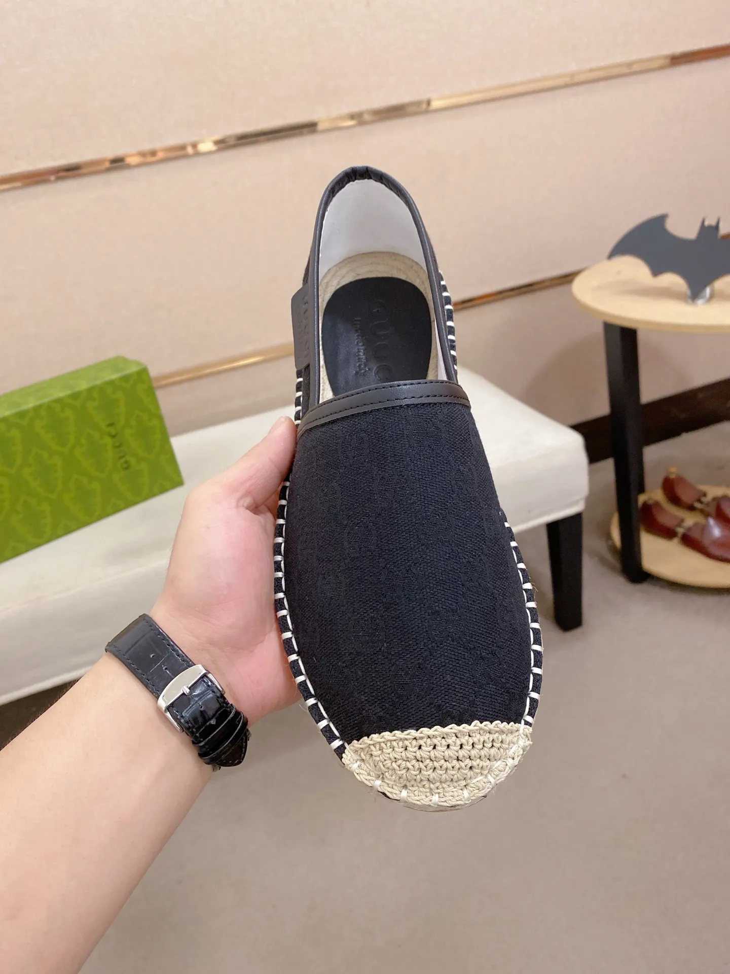 Factory price: 400💰High-quality GUCCI💫Men's latest slip-on Loaf casual shoes✔️The original version is available simultaneously at the counter and is a one-to-one replica🏍️Fabrics: Italian imported fabrics, pure hand-pulled threads, raw rubber breathable anti-slip outsole, breathable and comfortable lambskin lining, 100% comfortable density, original rubber outsole wear-resistant ✔️Code number: 38-44, you deserve it, (Note: 45 can be customized, non-refundable and non-exchangeable)